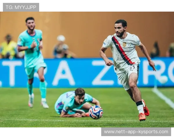 曼彻斯特城中场转移频频突破对方防线